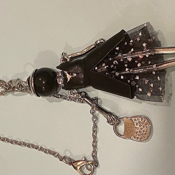 NWT Fashionable pendant on long silver chain - Picture 8 of 10